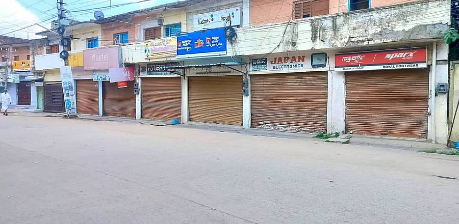 ಸೇಡಂನಲ್ಲಿ ಮಂಗಳವಾರ ವ್ಯಾಪಾರಸ್ಥರು ಸ್ವಯಂ ಪ್ರೇರಿತವಾಗಿ ಅಂಗಡಿಗಳನ್ನು ಬಂದ್ ಮಾಡಿದ್ದರು