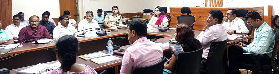 ಮಣಿಪಾಲದ ರಜತಾದ್ರಿಯ ಜಿಲ್ಲಾಧಿಕಾರಿ ಕಚೇರಿ ಸಭಾಂಗಣದಲ್ಲಿ ಜಿಲ್ಲಾ ಮಟ್ಟದ ವಿಪತ್ತು ನಿರ್ವಹಣಾ ಪ್ರಾಧಿಕಾರ ಸಭೆ ಮಂಗಳವಾರ ನಡೆಯಿತು