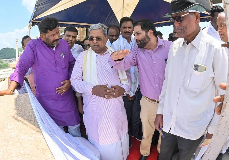 <div class="paragraphs"><p>ಹೊಸಪೇಟೆ ಸಮೀಪದ ತುಂಗಭದ್ರಾ ಅಣೆಕಟ್ಟೆಗೆ ಮಂಗಳವಾರ ಭೇಟಿ ನೀಡಿದ ಮುಖ್ಯಮಂತ್ರಿ ಸಿದ್ದರಾಮಯ್ಯ ಅವರಿಗೆ ಗೇಟ್ ಅಳವಡಿಕೆ ಕುರಿತು ತಜ್ಞ ಮಲ್ಲಿಕಾರ್ಜುನ ಗುಂಗೆ ಅವರು ಮಾಹಿತಿ ನೀಡಿದರು. </p></div>