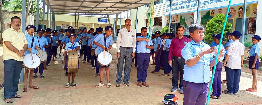 ವಿಜಯಪುರ ಸರ್ಕಾರಿ ಬಾಲಕರ ಹಿರಿಯ ಪ್ರಾಥಮಿಕ ಶಾಲೆ ಆವರಣದಲ್ಲಿ ವಿದ್ಯಾರ್ಥಿಗಳು, ಬ್ಯಾಂಡ್ ಸೆಟ್ ಮತ್ತು ಪಥಸಂಚಲನದ ಕುರಿತು ತಾಲೀಮು ನಡೆಸಿದರು