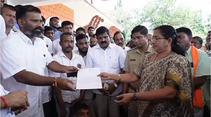 <div class="paragraphs"><p>ಶಾಸಕ ಗುರುರಾಜ್ ಗಂಟಿಹೊಳೆ, ಜಿಲ್ಲಾಧಿಕಾರಿ ವಿದ್ಯಾಕುಮಾರಿಗೆ ಮನವಿ ಸಲ್ಲಿಸಿದರು</p></div>