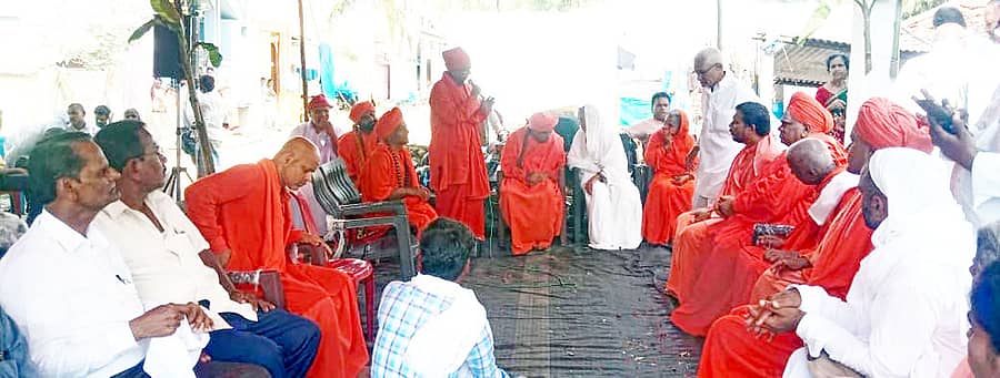 ವಿಜಯನಗರ ಜಿಲ್ಲೆ ಹರಪನಹಳ್ಳಿ ತಾಲ್ಲೂಕು ಮತ್ತಿಹಳ್ಳಿಯಲ್ಲಿ ಲಿಂಗೈಕ್ಯ ವಿ.ಸಿದ್ದರಾಮಣ್ಣ (ಶಿವರಾಮಪ್ಪ) ಅವರಿಗೆ ವಿವಿಧ ಮಠಾಧೀಶರು ನುಡಿನಮನ ಸಲ್ಲಿಸಿದರು