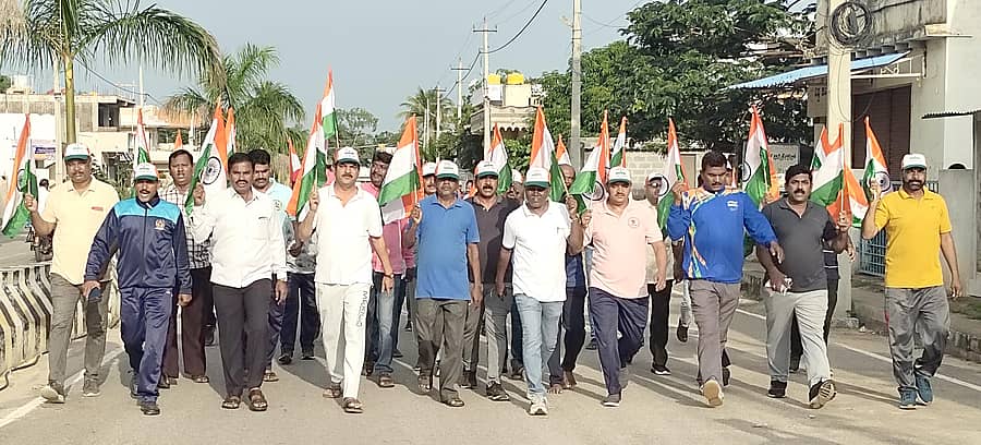 ಹಗರಿಬೊಮ್ಮನಹಳ್ಳಿಯಲ್ಲಿ ಸ್ವಾತಂತ್ರ್ಯ ದಿನಾಚರಣೆ ಅಂಗವಾಗಿ ಮಂಗಳವಾರ ಬಿಇಒ ಮೈಲೇಶ್ ಬೇವೂರು ನೇತೃತ್ವದಲ್ಲಿ ಮ್ಯಾರಾಥಾನ್ ನಡಿಗೆ ಹಮ್ಮಿಕೊಳ್ಳಲಾಗಿತ್ತು