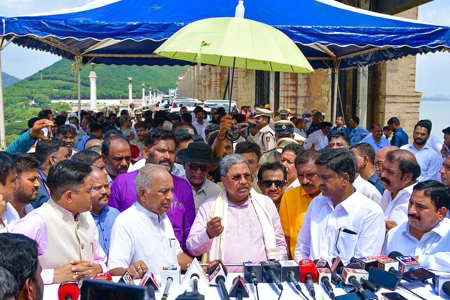 ಕೊಪ್ಪಳ ಜಿಲ್ಲೆಯ ತುಂಗಭದ್ರಾ ಜಲಾಶಯದಲ್ಲಿ ಮಂಗಳವಾರ ಮುಖ್ಯಮಂತ್ರಿ ಸಿದ್ದರಾಮಯ್ಯ ಅವರು ಮಾಧ್ಯಮದವರ ಜೊತೆ ಮಾತನಾಡಿದರು