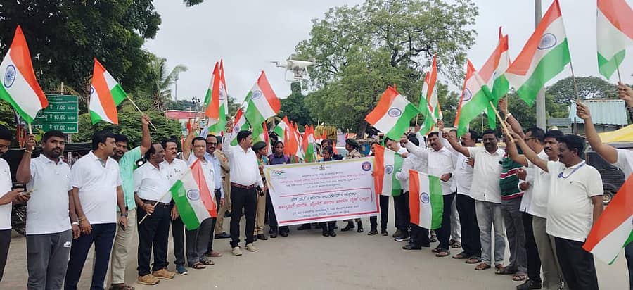 ರಾಣೆಬೆನ್ನೂರಿನಲ್ಲಿ ತಾಲ್ಲೂಕು ಆಡಳಿತ, ನಗರಸಭೆ, ತಾಲ್ಲೂಕು ಪಂಚಾಯಿತಿ ಹಾಗೂ ವಿವಿಧ ಇಲಾಖೆಗಳಿಂದ ಮಂಗಳವಾರ ಸ್ವಾತಂತ್ರ್ಯ ದಿನಾಚರಣೆ ಅಂಗವಾಗಿ ಭಾರತ ಮಾತೆ ಮೆರವಣಿಗೆ ಹಾಗೂ ಹರ್ ಘರ್ ತಿರಂಗಾ ಜಾಗೃತಿ ಜಾಥಾ ಕಾರ್ಯಕ್ರಮ ನಡೆಯಿತು