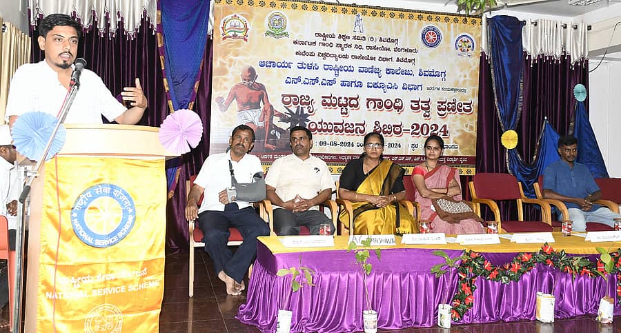 ಶಿವಮೊಗ್ಗದ ಆಚಾರ್ಯ ತುಳಸಿ ರಾಷ್ಟ್ರೀಯ ವಾಣಿಜ್ಯ ಕಾಲೇಜಿನ ಸಭಾಂಗಣದಲ್ಲಿ ಮಂಗಳವಾರ ನಡೆದ ರಾಜ್ಯ ಮಟ್ಟದ ಗಾಂಧಿ ತತ್ವ ಪ್ರಣೀತ ಯುವಜನ ಶಿಬಿರದಲ್ಲಿ ಗಾಂಧೀಜಿ ಸ್ವರಾಜ್ಯದ ಕಲ್ಪನೆ ಮತ್ತು ಪ್ರಯೋಗದ ಕುರಿತು ಸಂಪನ್ಮೂಲ ವ್ಯಕ್ತಿ ಡಾ. ಸುಮನಸ ಕೌಲಗಿ ಉಪನ್ಯಾಸ ನೀಡಿದರು.