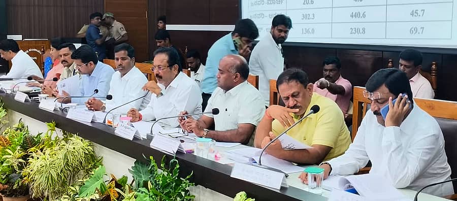 ಮಂಡ್ಯ ಜಿಲ್ಲಾ ಪಂಚಾಯಿತಿಯ ಕಾವೇರಿ ಸಭಾಂಗಣದಲ್ಲಿ ಮಂಗಳವಾರ ಕರ್ನಾಟಕ ಅಭಿವೃದ್ಧಿ ಕಾರ್ಯಕ್ರಮಗಳ ಪ್ರಥಮ ತ್ರೈಮಾಸಿಕ ಪ್ರಗತಿ ಪರಿಶೀಲನಾ ಸಭೆಯು ಜಿಲ್ಲಾ ಉಸ್ತುವಾರಿ ಸಚಿವ ಎನ್.ಚಲುವರಾಯಸ್ವಾಮಿ ಅಧ್ಯಕ್ಷತೆಯಲ್ಲಿ ನಡೆಯಿತು –ಪ್ರಜಾವಾಣಿ ಚಿತ್ರ