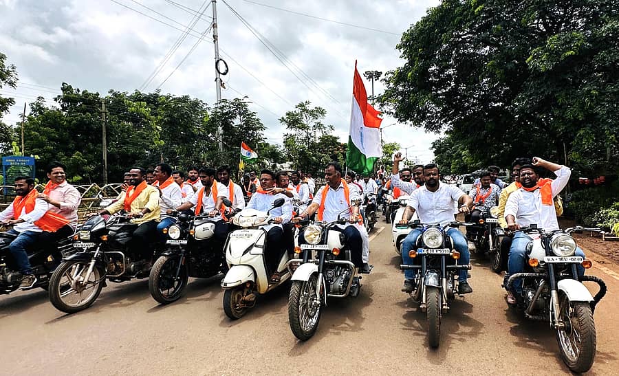 ಬಿಜೆಪಿ ಯುವ ಮೋರ್ಚಾ ಕಾರ್ಯಕರ್ತರು ಬೀದರ್‌ನಲ್ಲಿ ಮಂಗಳವಾರ ಬೈಕ್‌ ರ್‍ಯಾಲಿ ನಡೆಸಿದರು