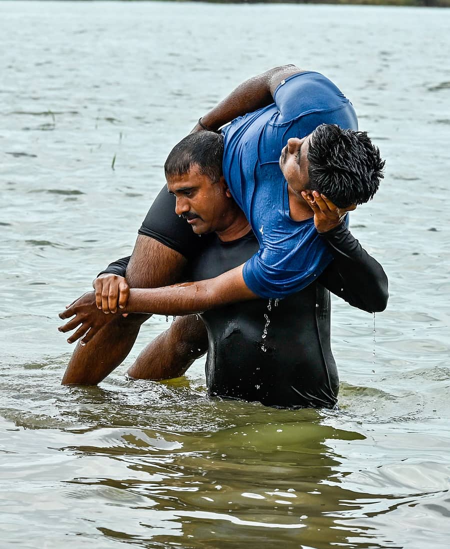 <div class="paragraphs"><p>ಕಲಬುರಗಿ ತಾಲ್ಲೂಕಿನ ಭೀಮಾ ನದಿ ತೀರದ ಸರಡಗಿ ಗ್ರಾಮದಲ್ಲಿ ಮಂಗಳವಾರ ನಡೆದ ಅಣಕು ಪ್ರದರ್ಶನದಲ್ಲಿ ನೀರಿನಲ್ಲಿ ಮುಳುಗಿದ್ದ ವ್ಯಕ್ತಿಯನ್ನು ಎಸ್ಡಿಆರ್ಎಫ್ ಸಿಬ್ಬಂದಿ ಹೊತ್ತು ತಂದ ಪ್ರಾತ್ಯಕ್ಷಿಕೆ ದೃಶ್ಯ </p></div>