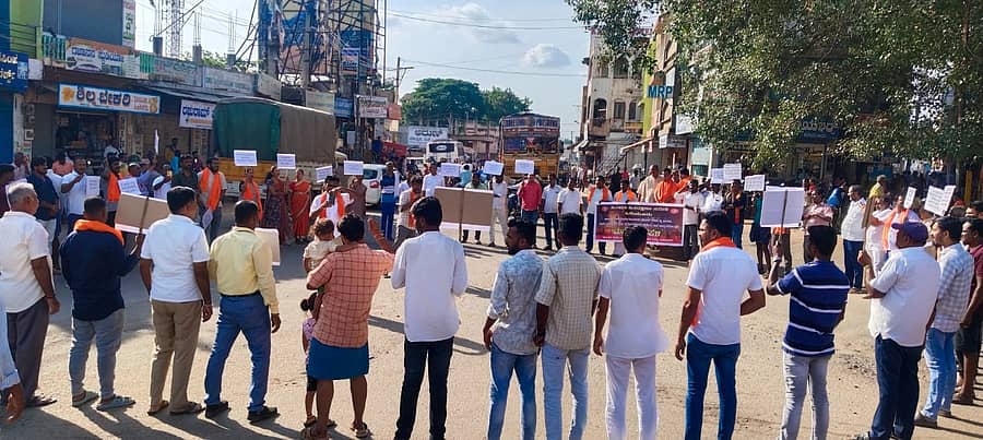 ಬಾಂಗ್ಲಾದೇಶದಲ್ಲಿ ಹಿಂದೂಗಳ ಮೇಲಿನ ದೌರ್ಜನ್ಯ ಖಂಡಿಸಿ ಹಿರಿಯೂರಿನ ಗಾಂಧಿವೃತ್ತದಲ್ಲಿ ವಿಶ್ವ ಹಿಂದೂ ಪರಿಷತ್, ರಾಷ್ಟ್ರೀಯ ಸ್ವಯಂ ಸೇವಕ ಸಂಘ, ಬಜರಂಗದಳ ವತಿಯಿಂದ ಆಯೋಜಿಸಿದ್ದ ಮಾನವ ಸರಪಳಿ ಕಾರ್ಯಕ್ರಮದಲ್ಲಿ ಪಾಲ್ಗೊಂಡಿದ್ದ ಜನರು