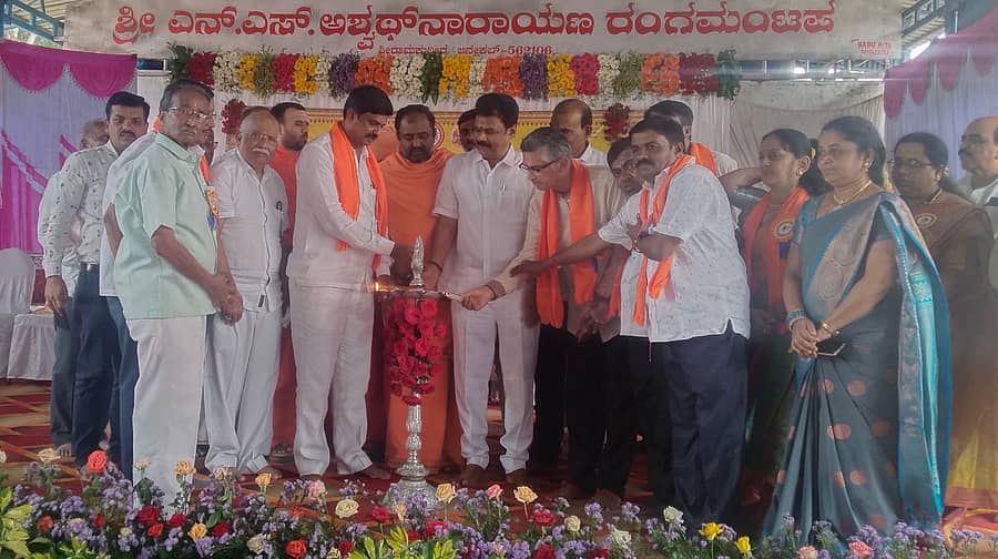 ಆನೇಕಲ್‌ ಶ್ರೀರಾಮ ಕುಟೀರದಲ್ಲಿ ವೀರಶೈವ ಲಿಂಗಾಯತ ಮಹಾಸಭಾದ ವತಿಯಿಂದ ಆಯೋಜಿಸಿದ್ದ ಧರ್ಮಜಾಗೃತಿ ಸಮಾವೇಶ, ಪ್ರತಿಭಾ ಪುರಸ್ಕಾರ ಕಾರ್ಯಕ್ರಮವನ್ನು ಶಾಸಕ ಬಿ.ಶಿವಣ್ಣ ಉದ್ಘಾಟಿಸಿದರು