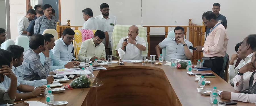 ಶಿರಾದ ತಾಲ್ಲೂಕು ಕಚೇರಿಯಲ್ಲಿ ನಡೆದ ಕಾರ್ಖಾನೆಗಳ ಮಾಲೀಕರು, ಮುಖ್ಯಸ್ಥರ ಸಭೆಯಲ್ಲಿ ಶಾಸಕ ಟಿ.ಬಿ.ಜಯಚಂದ್ರ ಮಾತನಾಡಿದರು 