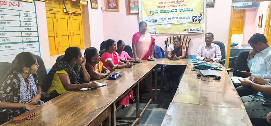 ಅಳವಂಡಿ ಗ್ರಾಮ ಪಂಚಾಯಿತಿಯಲ್ಲಿ ನಡೆದ ಮಹಿಳಾ ಮತ್ತು ಮಕ್ಕಳ ರಕ್ಷಣಾ ಕಾವಲು ಸಮಿತಿಯ ಸಭೆಯಲ್ಲಿ ಅಂಗನವಾಡಿ ಮೇಲ್ವಿಚಾರಕಿ ರೆಹಮತ್‌ಬೀ ಮಾತನಾಡಿದರು.