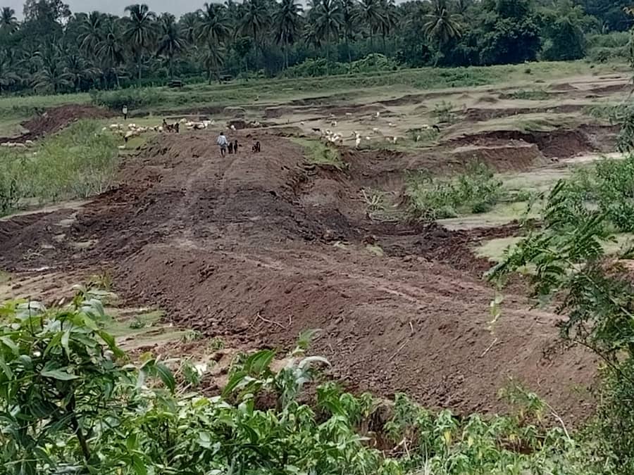 ಗಾಮನಹಳ್ಳಿ ಸರ್ವೆ ನಂಬರ್ನಲ್ಲಿರುವ ಮಾರಸಿಂಹನಕೆರೆಯ ಮಧ್ಯದಲ್ಲೇ ರಸ್ತೆ ನಿರ್ಮಾಣ ನಡೆದಿದೆ