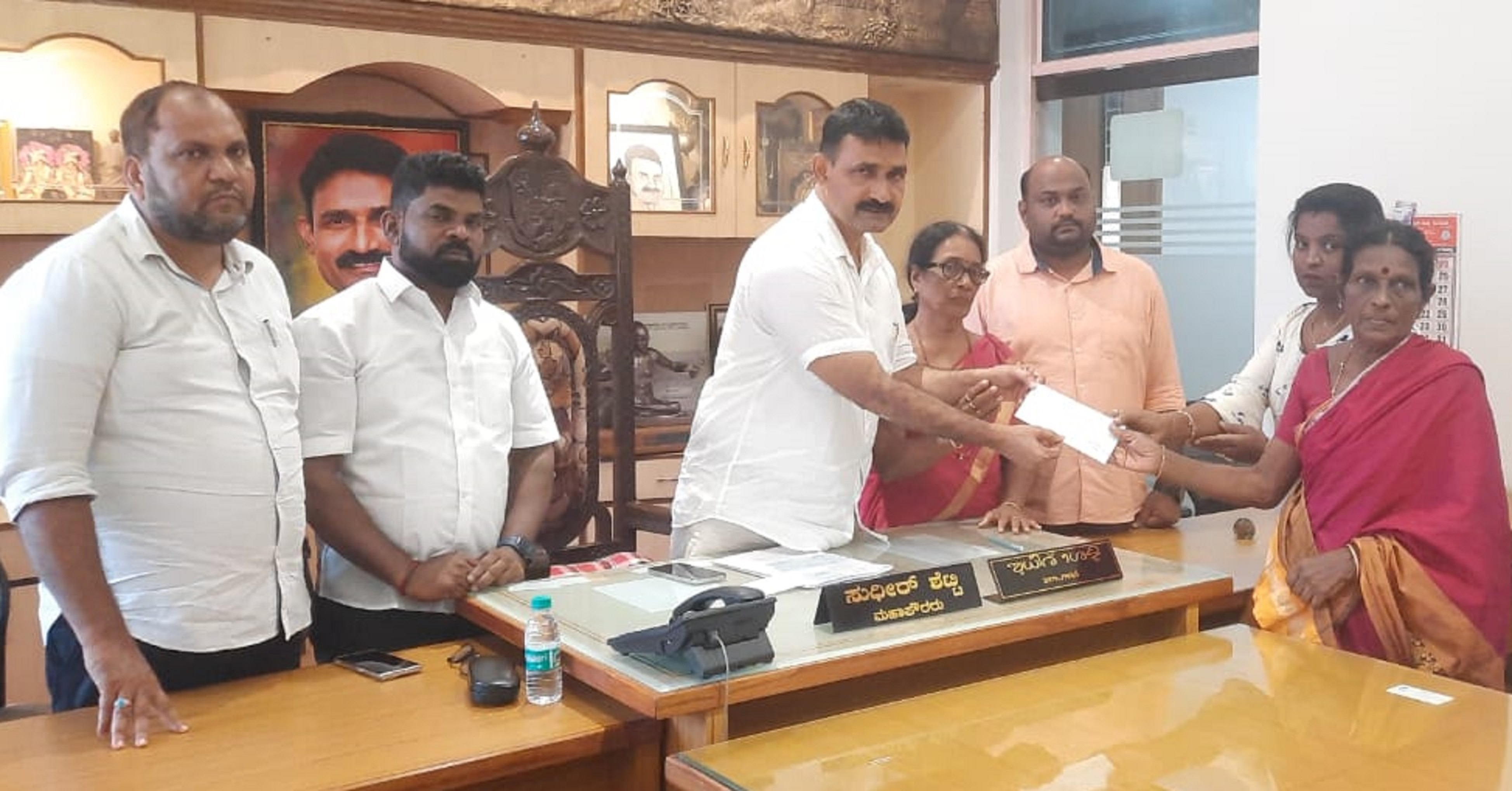 ಪ್ರಕೃತಿ ವಿಕೋಪದಿಂದ ಮರತ ಪಟ್ಟ ದೀಪಕ್ ಆಚಾರ್ ಅವರ ತಾಯಿ ಚಿನ್ನಮ್ಮ ಆಚಾರ್ ಅವರಿಗೆ ಮೇಯರ್ ಸುಧೀರ್ ಶೆಟ್ಟಿ ಕಣ್ಣೂರು ಬುಧವಾರ ಪರಿಹಾರದ ಚೆಕ್ ವಿತರಿಸಿದರು. ಲತೀಫ್, ಮನೋಜ್ ಕೋಡಿಕಲ್, ಜಯಲಕ್ಷ್ಮೀ, ಲೋಹಿತ್ ಅಮೀನ್ ಜೊತೆಯಲ್ಲಿದ್ದರು