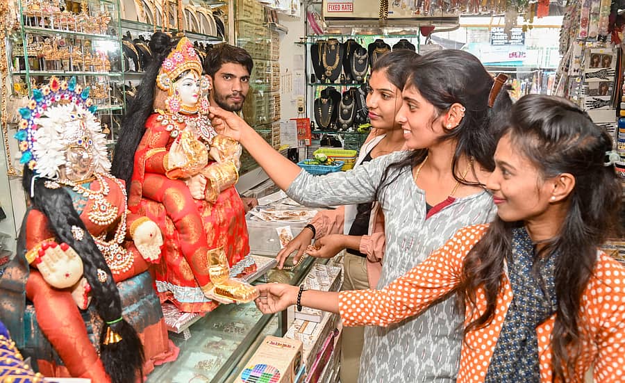 ಚಿಕ್ಕಗಡಿಯಾರ ವೃತ್ತದಲ್ಲಿ ಮಹಾಲಕ್ಷ್ಮಿ ಮೂರ್ತಿಗಳ ಖರೀದಿಯಲ್ಲಿ ತೊಡಗಿದ್ದ ಯುವತಿಯರು –ಪ್ರಜಾವಾಣಿ ಚಿತ್ರ/ ಅನೂಪ್ ರಾಘ.ಟಿ.