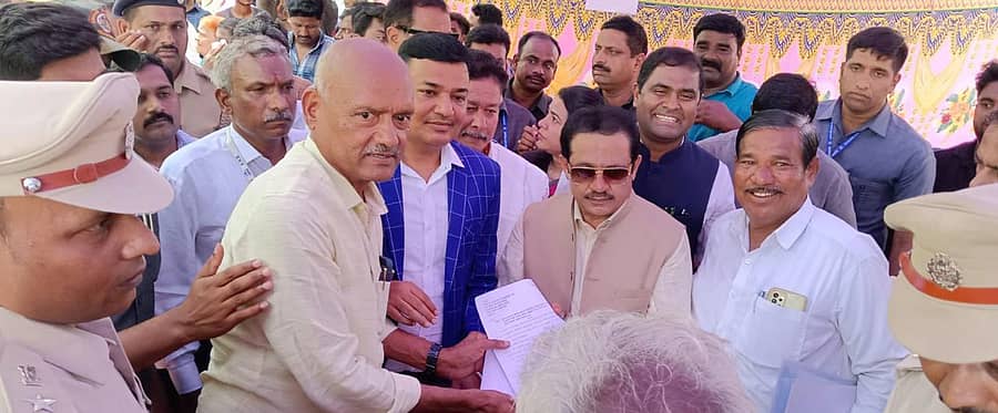 ಹಗರಿಬೊಮ್ಮನಹಳ್ಳಿ ತಾಲ್ಲೂಕಿನ ಮಾಲವಿ ಜಲಾಶಯದ ಕ್ರಸ್ಟ್ಗೇಟ್ ದುರಸ್ತಿಗೊಳಿಸಬೇಕು ಸೇರಿದಂತೆ ವಿವಿಧ ಬೇಡಿಕೆಗಳನ್ನು ಈಡೇರಿಸುವಂತೆ ಒತ್ತಾಯಿಸಿ ಹೊಸಪೇಟೆಯಲ್ಲಿ ಅಕ್ಕಿ ತೋಟೇಶ್ ನೇತೃತ್ವದಲ್ಲಿ ಜಿಲ್ಲಾ ಉಸ್ತುವಾರಿ ಸಚಿವ ಬಿ.ಝಡ್.ಜಮೀರ್ ಅಹ್ಮದ್ ಖಾನ್ ಅವರಿಗೆ ಮನವಿ ಸಲ್ಲಿಸಲಾಯಿತು