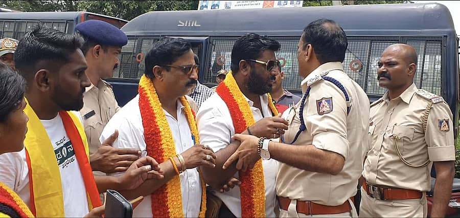 ಬೆಳಗಾವಿ ತಾಲ್ಲೂಕಿನ ಉಚಗಾವಿಯಲ್ಲಿ ಕರ್ನಾಟಕ ರಕ್ಷಣಾ ವೇದಿಕೆ(ಶಿವರಾಮೇಗೌಡ ಬಣ) ಕಾರ್ಯಕರ್ತರನ್ನು ಪೊಲೀಸರು ಬುಧವಾರ ವಶಕ್ಕೆ ಪಡೆದರು