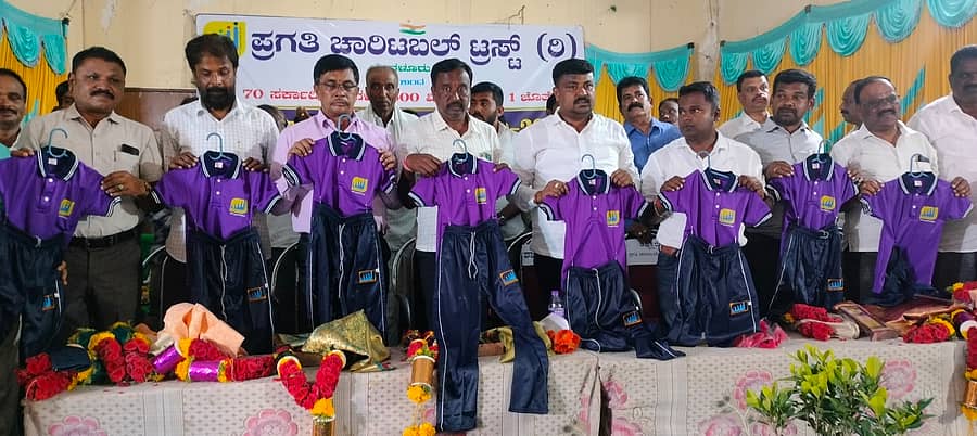 ಪ್ರಗತಿ ಚಾರಿಟೆಬಲ್ ಟ್ರಸ್ಟ್ ವತಿಯಿಂದ ತಾಲ್ಲೂಕಿನ ವಿದ್ಯಾರ್ಥಿಗಳಿಗೆ ನಗರದ ಗಡಿ ಭವನದಲ್ಲಿ ಉಚಿತವಾಗಿ ಟ್ರ್ಯಾಕ್ ಸೂಟ್ ವಿತರಿಸಲಾಯಿತು