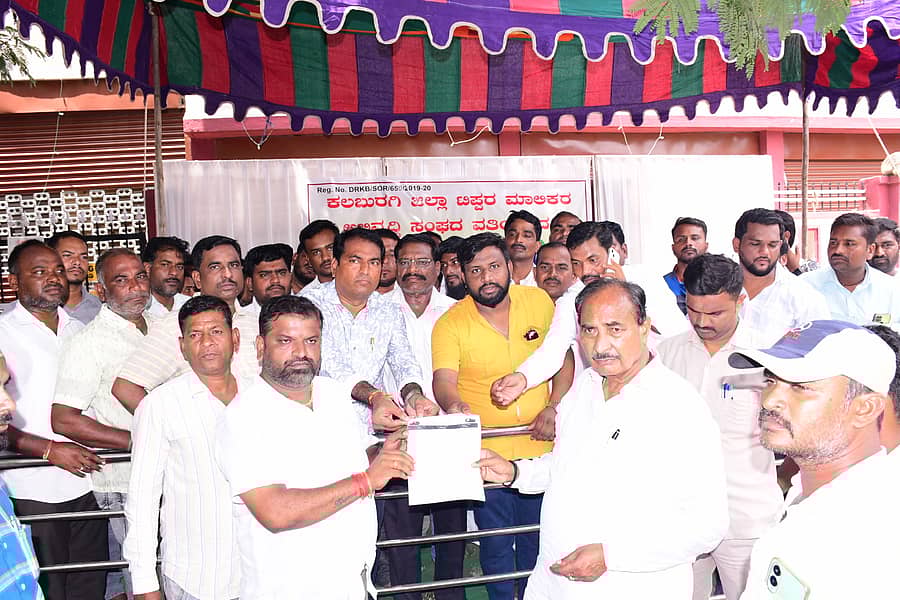 ಕಲಬುರಗಿಯಲ್ಲಿ ಬುಧವಾರ ಪ್ರತಿಭಟನೆ ನಡೆಸಿದ ಜಿಲ್ಲಾ ಟಿಪ್ಪರ್ ಮಾಲೀಕರ ಅಭಿವೃದ್ಧಿ ಸಂಘದ ಮುಖಂಡರು ಶಾಸಕ ಅಲ್ಲಮಪ್ರಭು ಪಾಟೀಲ ಅವರಿಗೆ ಮನವಿ ಪತ್ರ ಸಲ್ಲಿಸಿದರು