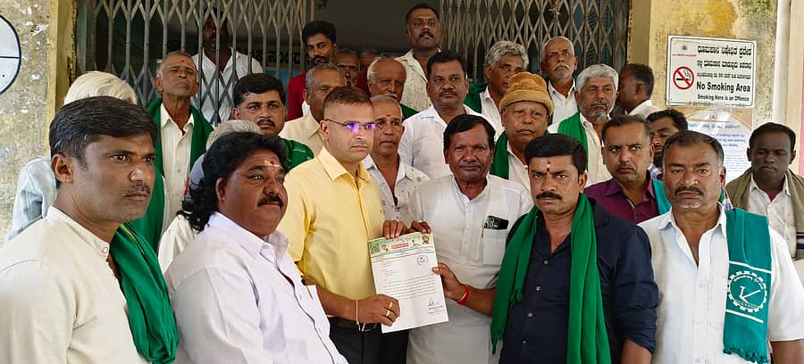 ಮಾಗಡಿ ಪಟ್ಟಣದ ತಾಲೂಕು ಕಚೇರಿ ಮುಂಬಾಗದಲ್ಲಿ ಎಕ್ಸ್ ಪ್ರೆಸ್ ಕೆನಾಲ್ ಕಾಮಗಾರಿ ಆರಂಭಿಸುವಂತೆ ರೈತ ಸಂಘದ ವತಿಯಿಂದ ತಹಶೀಲ್ದಾರ್ ಶರತ್ ಕುಮಾರ್ ಅವರಿಗೆ ಮನವಿ ಪತ್ರ ಸಲ್ಲಿಸಲಾಯಿತು.