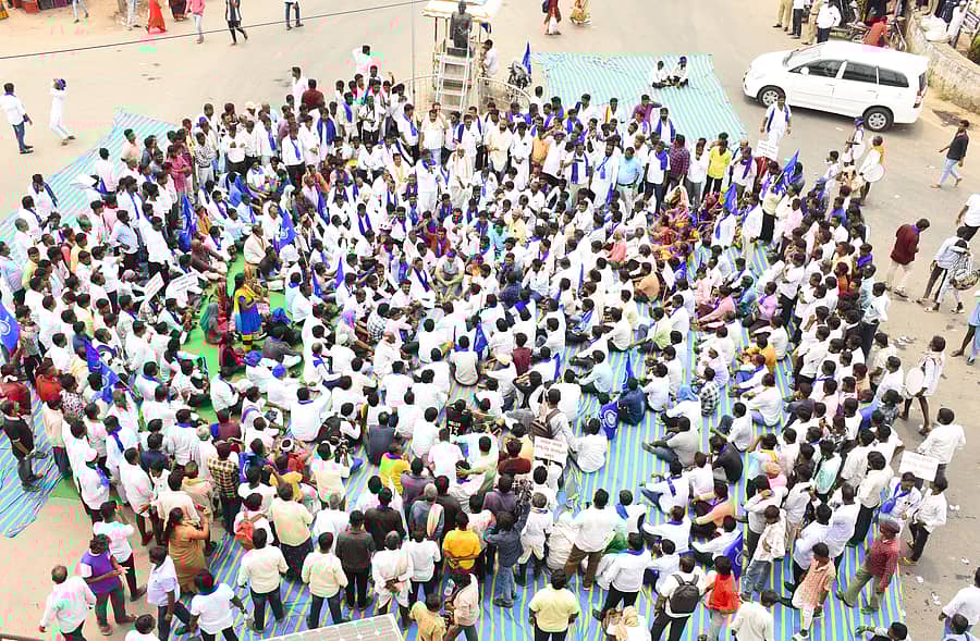 ಪಿಎಸ್‌ಐ ಪರಶುರಾಮ್‌ ಶಂಕಾಸ್ಪದ ಸಾವಿನ ಪ್ರಕರಣವನ್ನು ಸಿಬಿಐಗೆ ಒಪ್ಪಿಸಬೇಕು ಸೇರಿದಂತೆ ವಿವಿಧ ಬೇಡಿಕೆ ಈಡೇರಿಕೆಗೆ ವಿವಿಧ ಸಂಘಟನೆಗಳ ಒಕ್ಕೂಟದಿಂದ ಯಾದಗಿರಿಯಲ್ಲಿ ಪ್ರತಿಭಟನೆ ನಡೆಸಲಾಯಿತು
