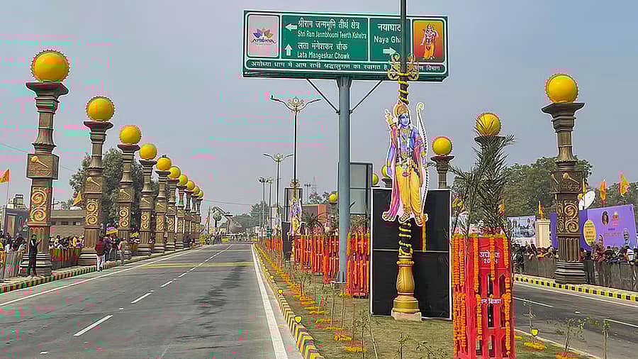 <div class="paragraphs"><p>ಧರ್ಮ ಪಥದ ಉದ್ದಕ್ಕೂ ಇರುವ ಸೂರ್ಯ ಸ್ತಂಭಗಳು</p></div>