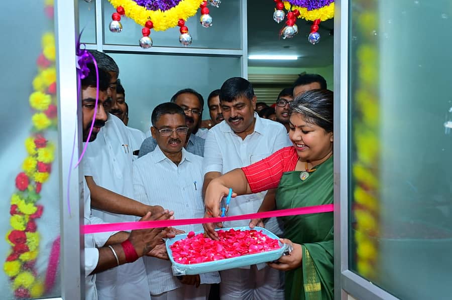 ಬೊಮ್ಮನಹಳ್ಳಿ ವಿಧಾನಸಭಾ ಕ್ಷೇತ್ರದ ಗ್ಯಾರೆಂಟಿ ಯೋಜನೆ ಅನುಷ್ಠಾನ ಸಮಿತಿ ಕಾರ್ಯಾಲಯವನ್ನು ಉದ್ಘಾಟಿಸಲಾಯಿತು. ಬಿ.ಕೆ.ಹರಿಪ್ರಸಾದ್, ವಿಎಸ್ ಉಗ್ರಪ್ಪ, ಸೌಮ್ಯಾರೆಡ್ಡಿ, ಟಿ.ವಾಸುದೇವರೆಡ್ಡಿ ಇದ್ದಾರೆ.