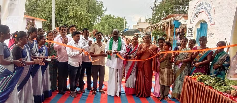 ಅಳವಂಡಿ ಸಮೀಪದ ಹಲಗೇರಿ ಗ್ರಾಮದಲ್ಲಿ ನಡೆದ ಸಂಜೀವಿನಿ ಮಾಸಿಕ ಸಂತೆ ಕಾರ್ಯಕ್ರಮಕ್ಕೆ ಚಾಲನೆ ನೀಡಲಾಯಿತು