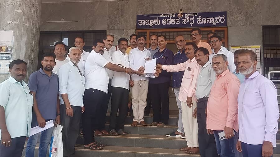 ಶರಾವತಿ ನದಿ ನೀರನ್ನು ಬೇರೆಡೆ ಸರಬರಾಜು ಮಾಡುವ ಹಾಗೂ ಶರಾವತಿ ಭೂಗತ ವಿದ್ಯುತ್ ಯೋಜನೆಗಳನ್ನು ವಿರೋಧಿಸಿ ವಿವಿಧ ಸಂಘಟನೆ ಹಾಗೂ ರಾಜಕೀಯ ಪಕ್ಷಗಳ ಮುಖಂಡರು ಹೊನ್ನಾವರದಲ್ಲಿ ಬುಧವಾರ ತಹಶೀಲ್ದಾರ್ಗೆ ಮನವಿ ಸಲ್ಲಿಸಿದರು