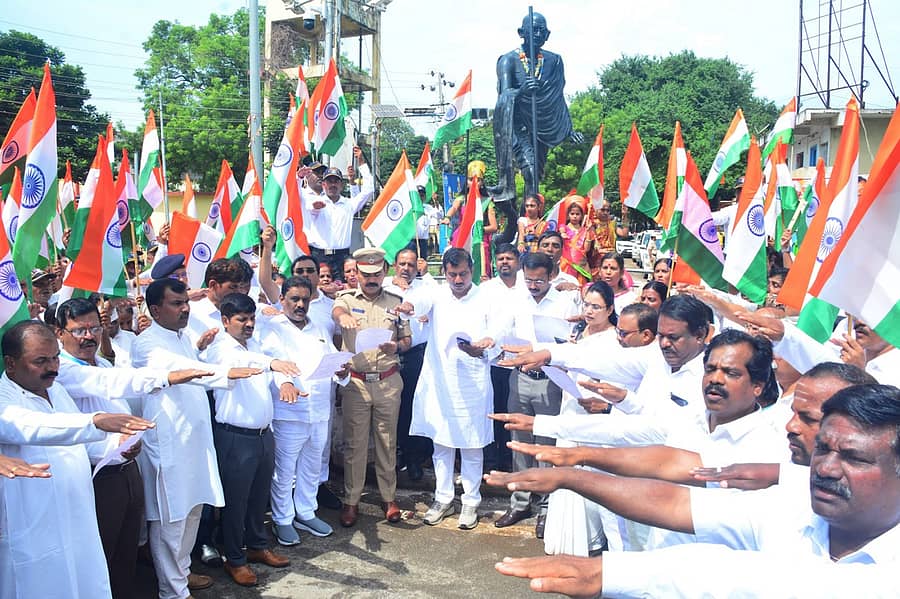 ಹರ್ ಘರ್ ತಿರಂಗಾ ಅಭಿಯಾನದ ಅಂಗವಾಗಿ ಬುಧವಾರ ನಗರದ ಗಾಂಧಿ ವೃತ್ತದಲ್ಲಿ ಜಿಲ್ಲಾಡಳಿತದ ವತಿಯಿಂದ ಸಂವಿಧಾನದ ಪೀಠಿಕೆ ಪಠಣ ನಡೆಯಿತು