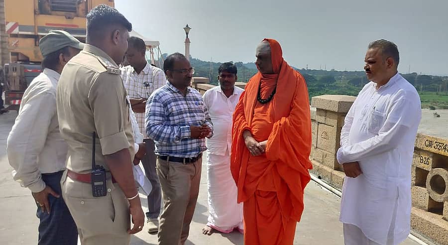 ಕೊಪ್ಪಳ ಜಿಲ್ಲೆಯ ತುಂಗಭದ್ರಾ ಜಲಾಶಯಕ್ಕೆ ಬುಧವಾರ ಸುತ್ತೂರಿನ ದೇಶಿಕೇಂದ್ರ ಸ್ವಾಮೀಜಿ ಭೇಟಿ ನೀಡಿದರು