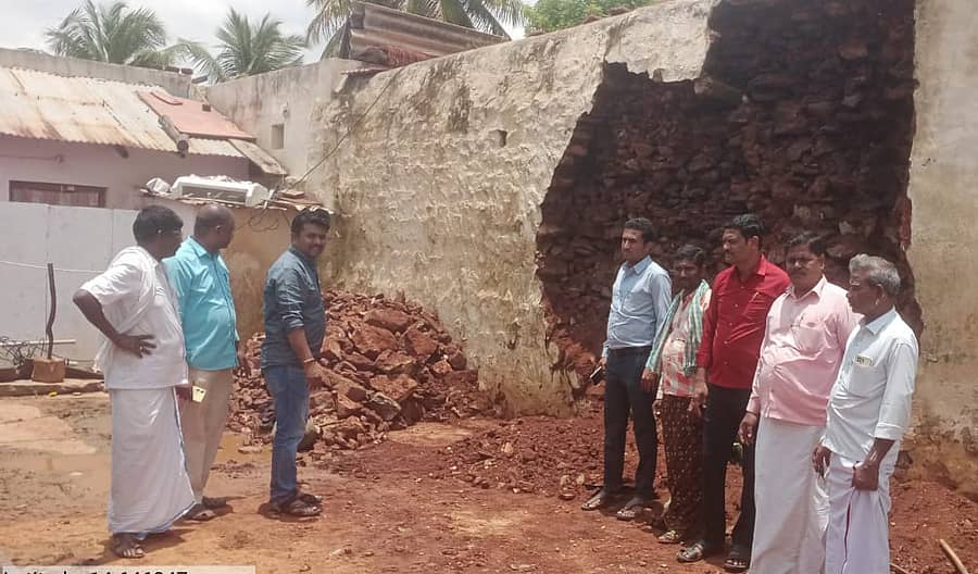 ಕಾನಹೊಸಹಳ್ಳಿಯಲ್ಲಿ ಬುಧವಾರ ಸುರಿದ ಮಳೆಯಿಂದಾಗಿ ಮನೆ ಗೋಡೆ ಕುಸಿದಿದ್ದು, ಸ್ಥಳಕ್ಕೆ ಕಂದಾಯ ಇಲಾಖೆ ಅಧಿಕಾರಿಗಳು, ಗ್ರಾಮ ಪಂಚಾಯ್ತಿ ಅಧ್ಯಕ್ಷ ಚೇತನ್ ಎ.ಸಿ, ಪಿಡಿಒ ವಿನಯ್ ಕುಮಾರ್, ಸದಸ್ಯ ಹೊನ್ನೂರಸ್ವಾಮಿ ಭೇಟಿ ನೀಡಿ ಪರಿಶೀಲಿಸಿದರು