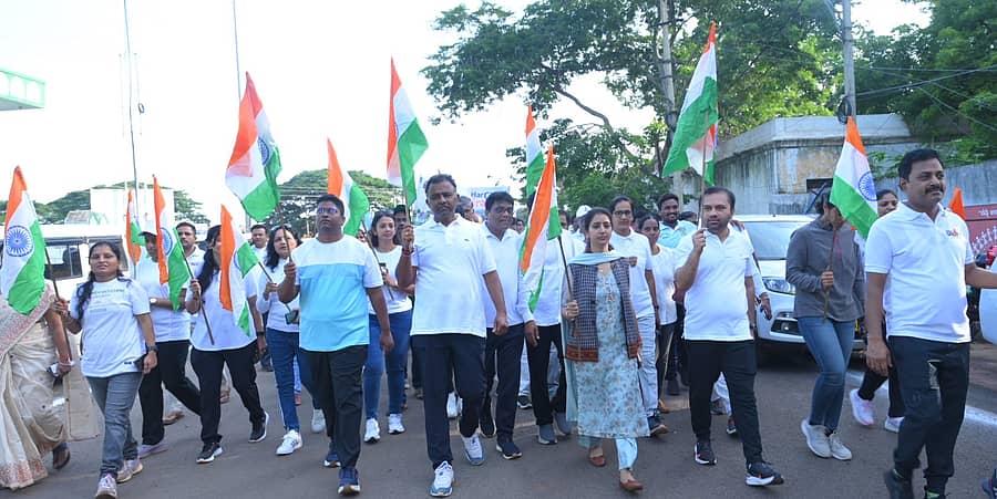 ಬೀದರ್ನಲ್ಲಿ ಬುಧವಾರ ಏರ್ಪಡಿಸಿದ್ದ ತಿರಂಗಾ ಯಾತ್ರೆಯಲ್ಲಿ ಧ್ವಜ ಹಿಡಿದುಕೊಂಡು ಅಧಿಕಾರಿಗಳು, ಜನಪ್ರತಿನಿಧಿಗಳು ಹೆಜ್ಜೆ ಹಾಕಿದರು
