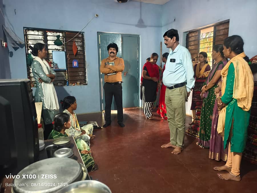 ಜಾಲಹಳ್ಳಿ ಸಮೀಪದ ಅಲ್ಕೋಡ್ ಗ್ರಾಮದ ಕಸ್ತೂರಬಾ ಗಾಂಧಿ ಬಾಲಿಕಾ ವಿದ್ಯಾಲಯಕ್ಕೆ ಶಾಲಾ ಶಿಕ್ಷಣ ಇಲಾಖೆ ಅಧಿಕಾರಿಗಳು ಭೇಟಿ ನೀಡಿ ಸಿಬ್ಬಂದಿಯಿಂದ ಮಾಹಿತಿ ಪಡೆದರು