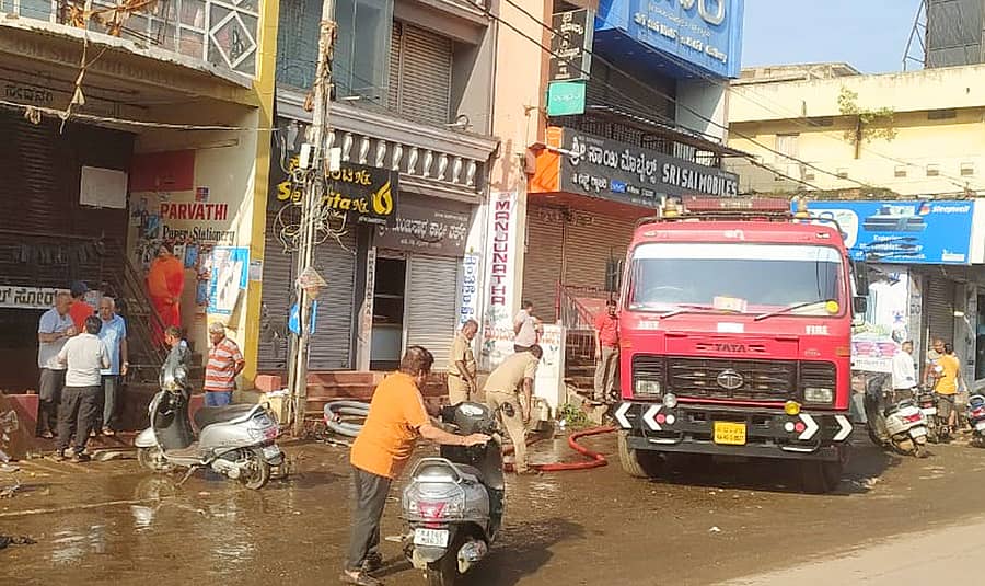 ಬುಧವಾರ ನಸುಕಿನಲ್ಲಿ ಸುರಿದ ಭಾರಿ ಮಳೆಯಿಂದಾಗಿ ಬಿ.ಡಿ ರಸ್ತೆಯ ವಾಣಿಜ್ಯ ಮಳಿಗೆಗಳಿಗೆ ನುಗ್ಗಿದ್ದ ನೀರನ್ನು ಅಗ್ನಿಶಾಮಕ ದಳದ ಸಿಬ್ಬಂದಿ ತೆರವುಗೊಳಿಸುತ್ತಿರುವುದು