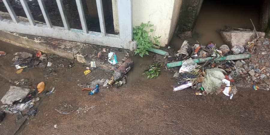 ಮಳೆ ಬಂದಾಗ ಪೀಣ್ಯದ ಬಿಎಂಟಿಸಿ ಘಟಕದ ಆವರಣದ ಒಳಗೆ ಕೊಳಚೆ ನೀರು ನುಗ್ಗುವ ಜಾಗ