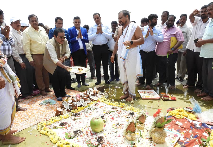 ಹೊಸಪೇಟೆ ಸಮೀಪದ ತುಂಗಭದ್ರಾ ಅಣೆಕಟ್ಟೆಯ 19ನೇ ಗೇಟ್ ಬಳಿ ಬುಧವಾರ ಪೂಜೆ ನೆರವೇರಿಸಲಾಯಿತು  –ಪ್ರಜಾವಾಣಿ ಚಿತ್ರ