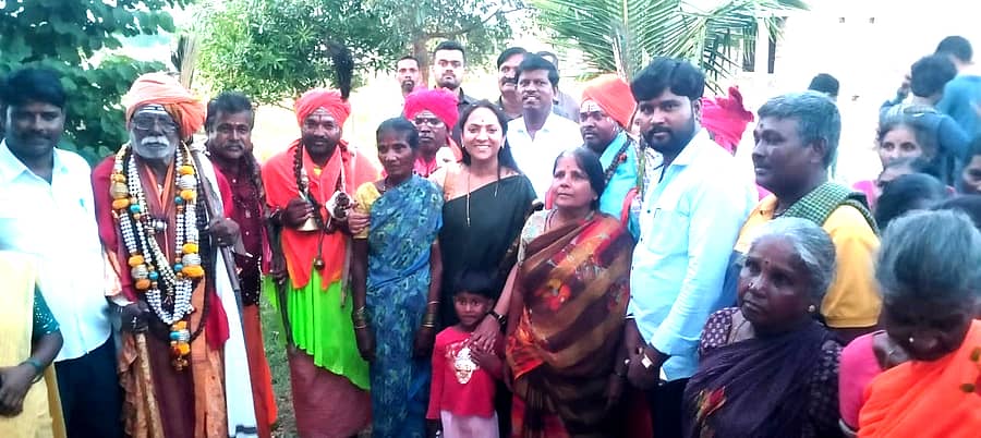 ವೈ.ಎನ್.ಹೊಸಕೋಟೆ ಗ್ರಾಮದ ಸುಡುಗಾಡು ಸಿದ್ದ ಅಲೆಮಾರಿ ಸಮುದಾಯದ ಕಾಲೊನಿಗೆ ರಾಜ್ಯ ಮಹಿಳಾ ಆಯೋಗದ ಅಧ್ಯಕ್ಷೆ ಡಾ.ನಾಗಲಕ್ಷ್ಮಿ ಚೌದರಿ ಬೇಟಿ ನೀಡಿ ಮಾಹಿತಿ ಪಡೆದರು