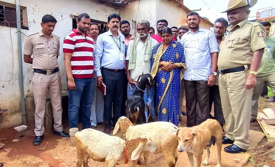 ವಿಜಯಪುರದ ಜಯಲಕ್ಷ್ಮಮ್ಮ ಅವರ ಮನೆಗೆ ಜನ ಪೈನಾನ್ಸ್ ಬ್ಯಾಂಕ್‌ ಸಿಬ್ಬಂದಿ ಹಾಕಿದ್ದ ಬೀಗವನ್ನು ದೇವನಹಳ್ಳಿ ತಹಶೀಲ್ದಾರ್ ಬಾಲಕೃಷ್ಣ ಬುಧವಾರ ಪೊಲೀಸರ ಸಮ್ಮುಖದಲ್ಲಿ ತೆಗೆದು ಮನೆಯೊಳಗಿದ್ದ ಮೇಕೆ ಮತ್ತು ಕುರಿಗಳನ್ನು ಹೊರಗೆ ತಂದರು.