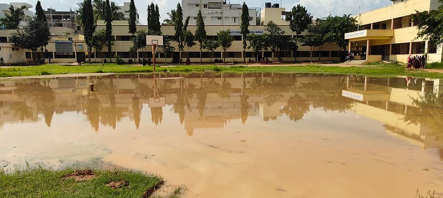 ಹೊಸಕೋಟೆ ನಗರದ ಸರ್ಕಾರಿ ಪದವಿ ಪೂರ್ವ ಕಾಲೇಜು, ಬಾಲಕರ ಮತ್ತು ಬಾಲಕಿಯರ ಸರ್ಕಾರಿ ಪ್ರೌಢಶಾಲೆ ಆವರಣ ಕೆರೆಯಂತೆ ಕಾಣುತ್ತಿರುವುದು