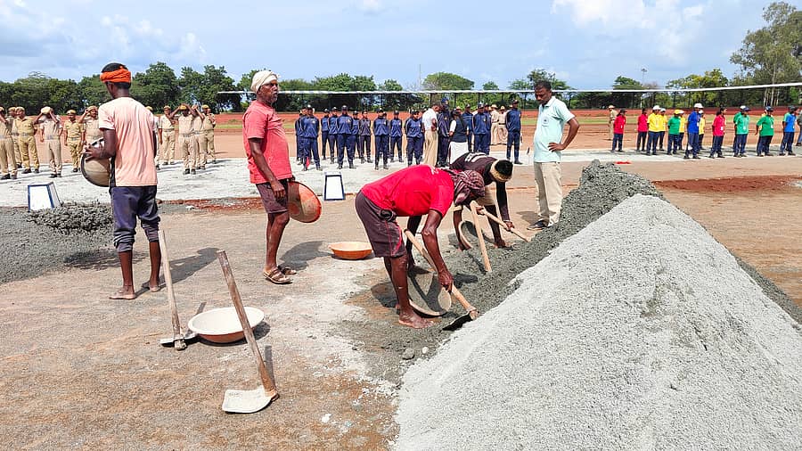 ಹಾವೇರಿಯ ಹೊಸಮನಿ ಸಿದ್ದಪ್ಪ ಜಿಲ್ಲಾ ಕ್ರೀಡಾಂಗಣದಲ್ಲಿ ಕೆಸರು ಹೆಚ್ಚಿರುವ ಜಾಗದಲ್ಲಿ ಸಿಬ್ಬಂದಿ ಸಿಮೆಂಟ್ ಮಿಶ್ರಿತ ಜಲ್ಲಿಕಲ್ಲುಗಳನ್ನು ಬುಧವಾರ ಹಾಕಿದರು–ಪ್ರಜವಾಣಿ ಚಿತ್ರ/ ಮಾಲತೇಶ ಇಚ್ಚಂಗಿ