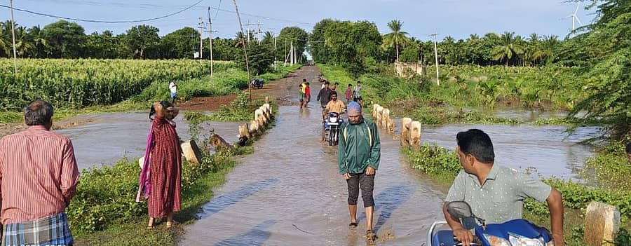 ಜಗಳೂರು ತಾಲ್ಲೂಕಿನ ದೊಣೆಹಳ್ಳಿ-ಬಿದಕರೆರೆ ಮಾರ್ಗದ ರಸ್ತೆಯ ಮೇಲೆ ಹಳ್ಳ ಹರಿಯುತ್ತಿದ್ದು, ರಸ್ತೆ ಸಂಚಾರ ಸ್ಥಗಿತವಾಗಿತ್ತು