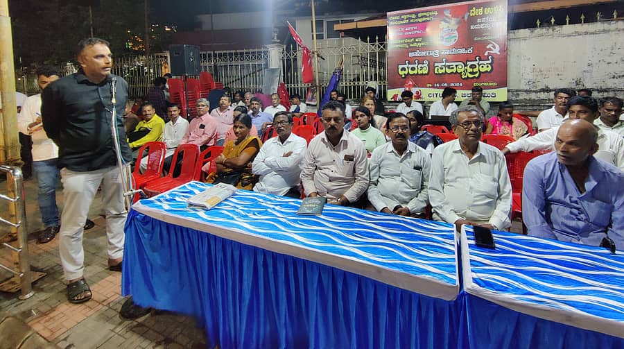 ಅಹೋರಾತ್ರಿ ಧರಣಿ ಸತ್ಯಾಗ್ರಹದಲ್ಲಿ ಮುನೀರ್ ಕಾಟಿಪಳ್ಳ ಬುಧವಾರ ಮಾತನಾಡಿದರು. ಜಯಂತಿ ಶೆಟ್ಟಿ, ಕೆ.ಯಾದವ ಶೆಟ್ಟಿ, ಬಾಲಕೃಷ್ಣ ಶೆಟ್ಟಿ ಮೊದಲಾದವರು ಭಾಗವಹಿಸಿದ್ದರು– ಪ್ರಜಾವಾಣಿ ಚಿತ್ರ