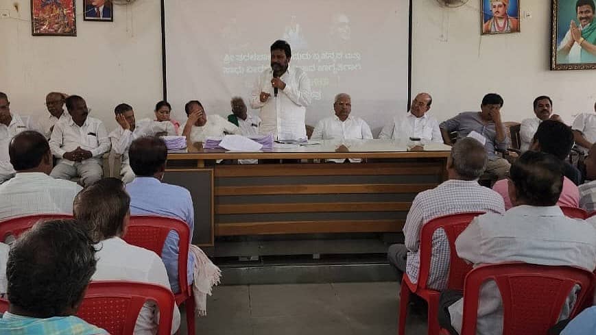 ಹಿರೇಕೆರೂರಿನ ಮಾಜಿ ಸಚಿವ ಬಿ.ಸಿ.ಪಾಟೀಲ ನಿವಾಸದಲ್ಲಿ ನಡೆದ ಸಾಧು ಸದ್ಧರ್ಮ ವೀರಶೈವ ಸಮಾಜ ಸಭೆಯಲ್ಲಿ ಬಿ.ಸಿ.ಪಾಟೀಲ ಮಾತನಾಡಿದರು