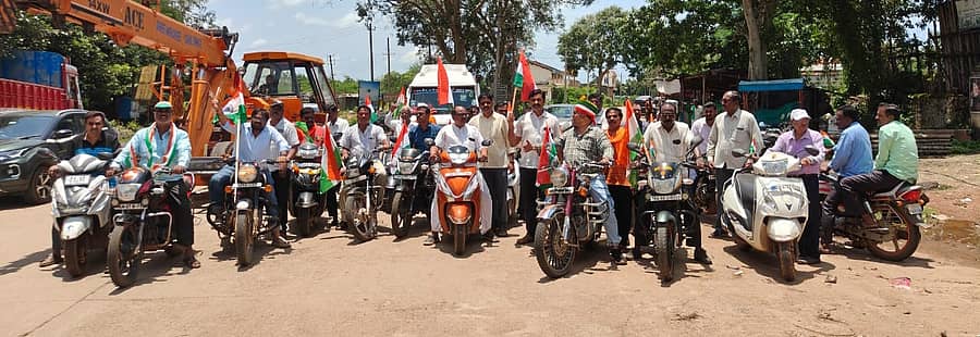 ಹಿರೇಕೆರೂರು ಬಿಜೆಪಿ ಮಂಡಲದಿಂದ ಪಟ್ಟಣದಲ್ಲಿ ಹರ್‌ ಘರ್ ತಿರಂಗ ಅಭಿಯಾನದ ಅಂಗವಾಗಿ ತ್ರಿವರ್ಣ ಧ್ವಜದೊಂದಿಗೆ ಬೈಕ್ ರ‍್ಯಾಲಿ ನಡೆಸಲಾಯಿತು