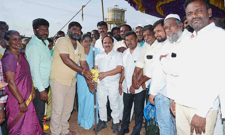 ಹಿರಿಯೂರಿನ ಲಕ್ಕವ್ವನಹಳ್ಳಿ ರಸ್ತೆಯಲ್ಲಿರುವ ನಗರಸಭೆ ಜಲ ಶುದ್ಧೀಕರಣ ಘಟಕದಿಂದ ವಾಣಿವಿಲಾಸಪುರ ಗ್ರಾಮದವರೆಗಿನ ರಸ್ತೆ ಡಾಂಬರೀಕರಣ ಕಾಮಗಾರಿಗೆ ಜಿಲ್ಲಾ ಉಸ್ತುವಾರಿ ಸಚಿವ ಡಿ. ಸುಧಾಕರ್ ಸೋಮವಾರ ಭೂಮಿಪೂಜೆ ನೆರವೇರಿಸಿದರು