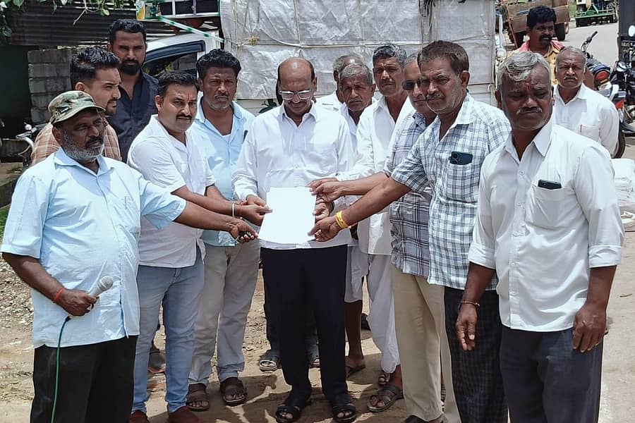 <div class="paragraphs"><p>ಬಾಂಗ್ಲಾ ದೇಶದಲ್ಲಿ ನಡೆದ ಹಿಂದೂಗಳ ಮೇಲಿನ ಹತ್ಯೆ ಖಂಡಿಸಿ ಯುವಶಕ್ತಿ ಪಡೆಯಿಂದ ತಹಶೀಲ್ದಾರ ಮೂಲಕ ಸಕರ್ಾರಕ್ಕೆ ಮನವಿ</p></div>