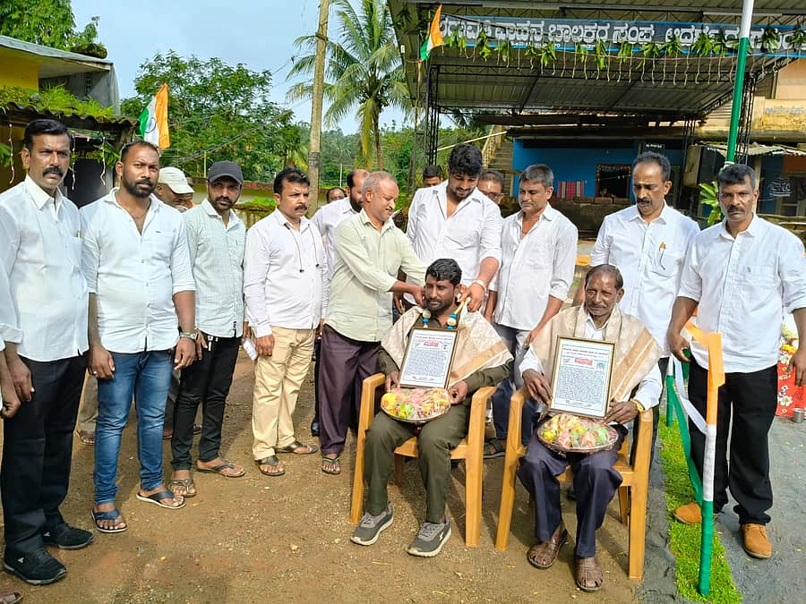 ಕಾರ್ಗಲ್ ಪಟ್ಟಣದ ಶರಾವತಿ ವಾಹನ ಚಾಲಕರ ಸಂಘದ ಆವರಣದಲ್ಲಿ ಗುರುವಾರ ಹಮ್ಮಿಕೊಂಡಿದ್ದ ಸಾತಂತ್ರ್ಯ ದಿನಾಚರಣೆ ಕಾರ್ಯಕ್ರಮದಲ್ಲಿ ಕಸ ವಿಲೇವಾರಿ ಮಾಡುವ ಗೋಪಾಲ ಕೃಷ್ಣ ಮತ್ತು ಮೆಸ್ಕಾಂ ಸಿಬ್ಬಂದಿಯನ್ನು ಸನ್ಮಾನಿಸಲಾಯಿತು