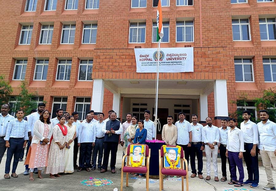 ಕುಕನೂರು ತಾಲ್ಲೂಕಿನ ತಳಕಲ್ ಗ್ರಾಮದಲ್ಲಿನ ವಿಶ್ವವಿದ್ಯಾಲಯದಲ್ಲಿ ಸ್ವಾತಂತ್ರ್ಯ ದಿನೋತ್ಸವದ ಅಂಗವಾಗಿ ಧ್ವಜಾರೋಹಣ ನೆರವೇರಿಸಲಾಯಿತು